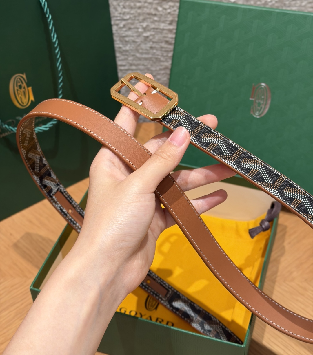 戈雅✨ FRÉGATE Belt 20mm 皮带 FRÉGATE 宽皮带非常适合职业风格搭配，还精心地点缀了多个匠心巧思