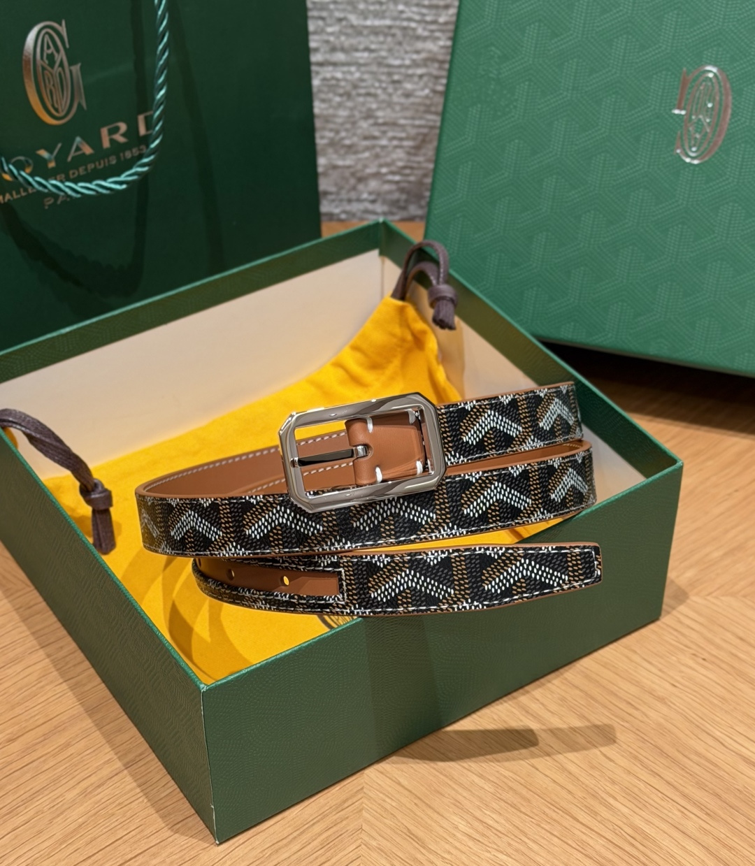 戈雅✨ FRÉGATE Belt 20mm 皮带 FRÉGATE 宽皮带非常适合职业风格搭配,还精心地点缀了多个匠心巧思 戈雅✨ FRÉGATE Belt 20mm 皮带 FRÉGATE 宽皮带非常适合职业风格搭配,还精心地点缀了多个匠心巧思