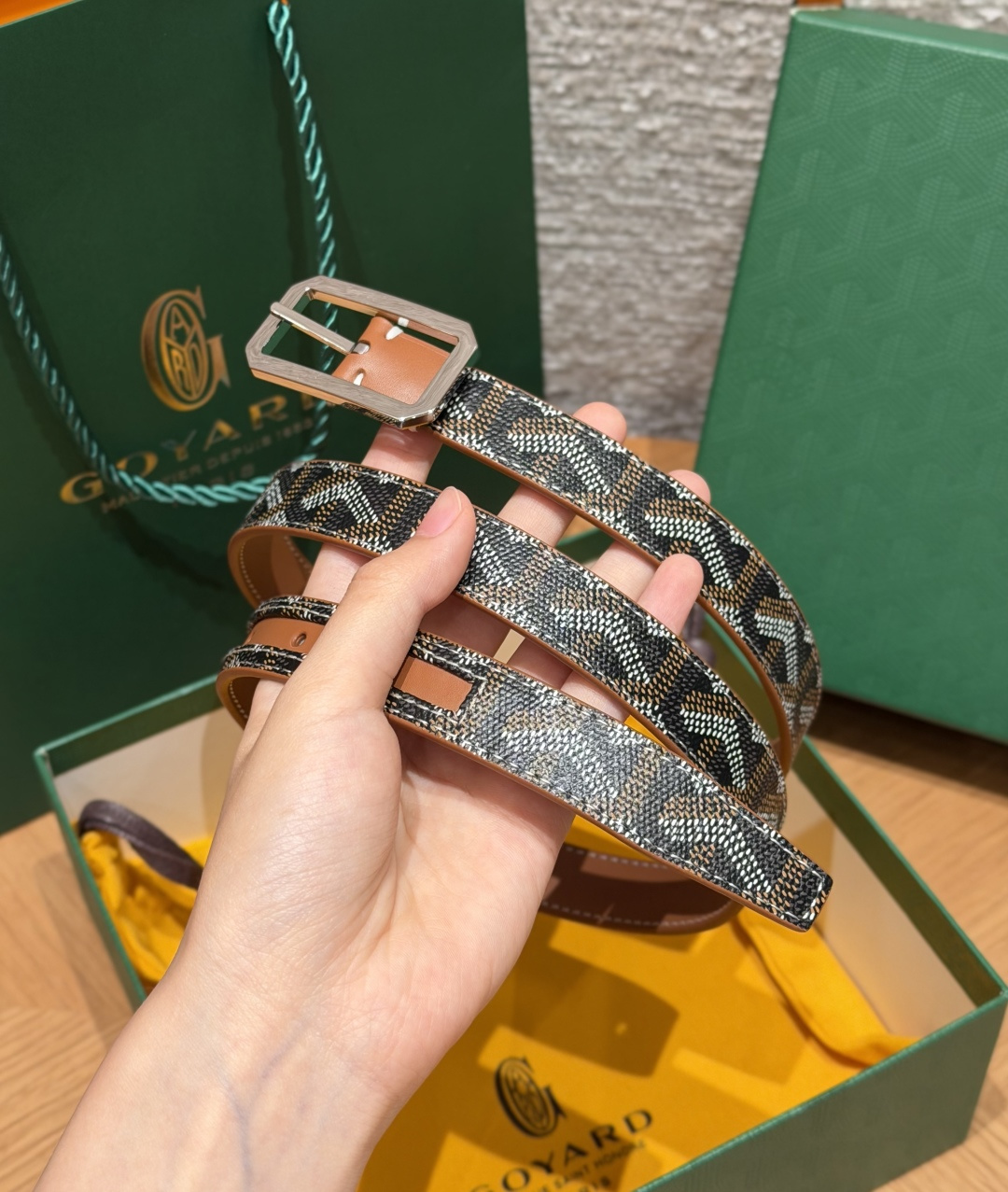 戈雅✨ FRÉGATE Belt 20mm 皮带 FRÉGATE 宽皮带非常适合职业风格搭配,还精心地点缀了多个匠心巧思 戈雅✨ FRÉGATE Belt 20mm 皮带 FRÉGATE 宽皮带非常适合职业风格搭配,还精心地点缀了多个匠心巧思