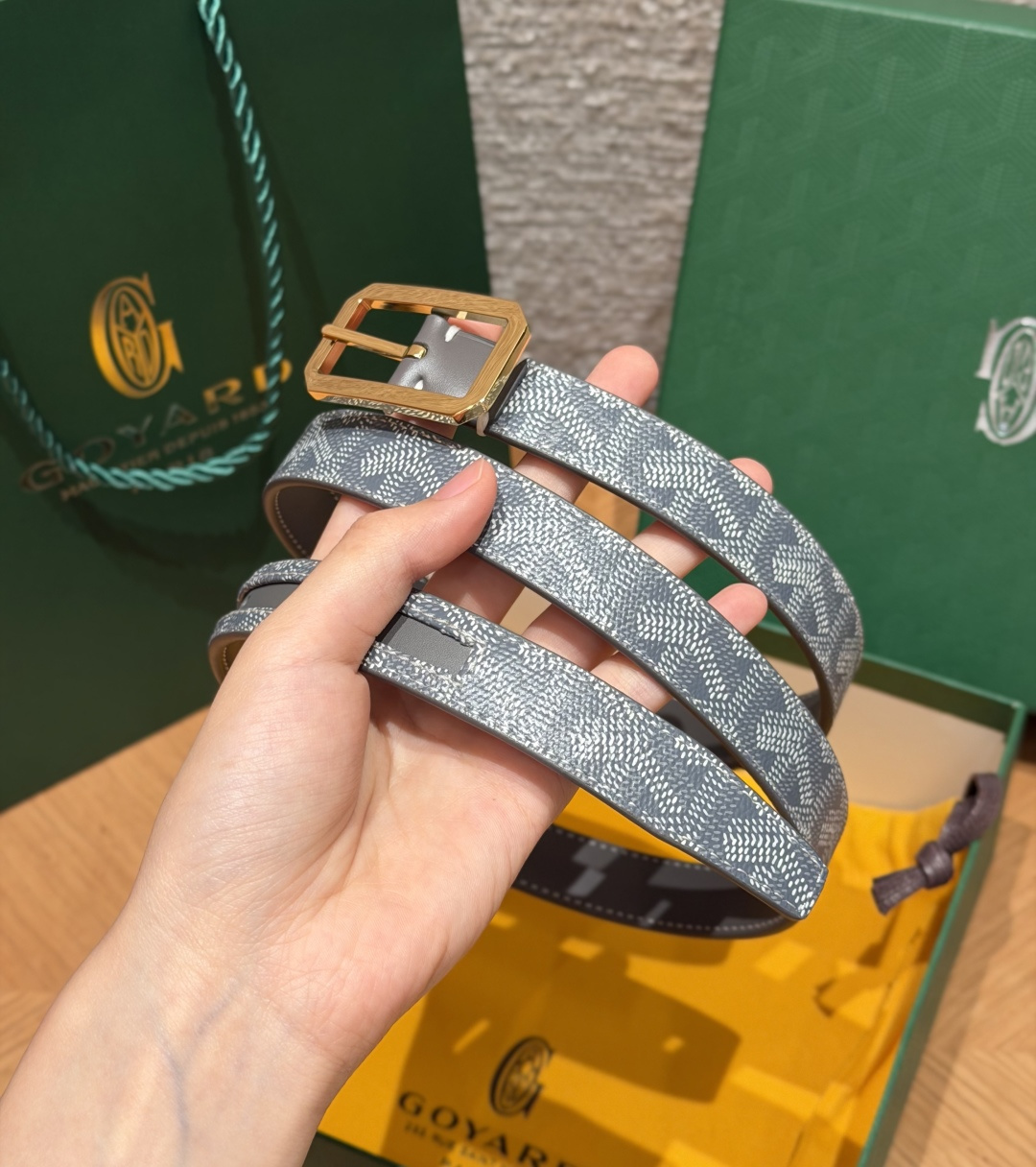 戈雅✨ FRÉGATE Belt 20mm 皮带 FRÉGATE 宽皮带非常适合职业风格搭配，还精心地点缀了多个匠心巧思