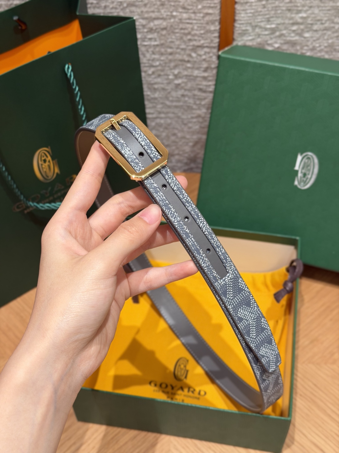 戈雅✨ FRÉGATE Belt 20mm 皮带 FRÉGATE 宽皮带非常适合职业风格搭配，还精心地点缀了多个匠心巧思