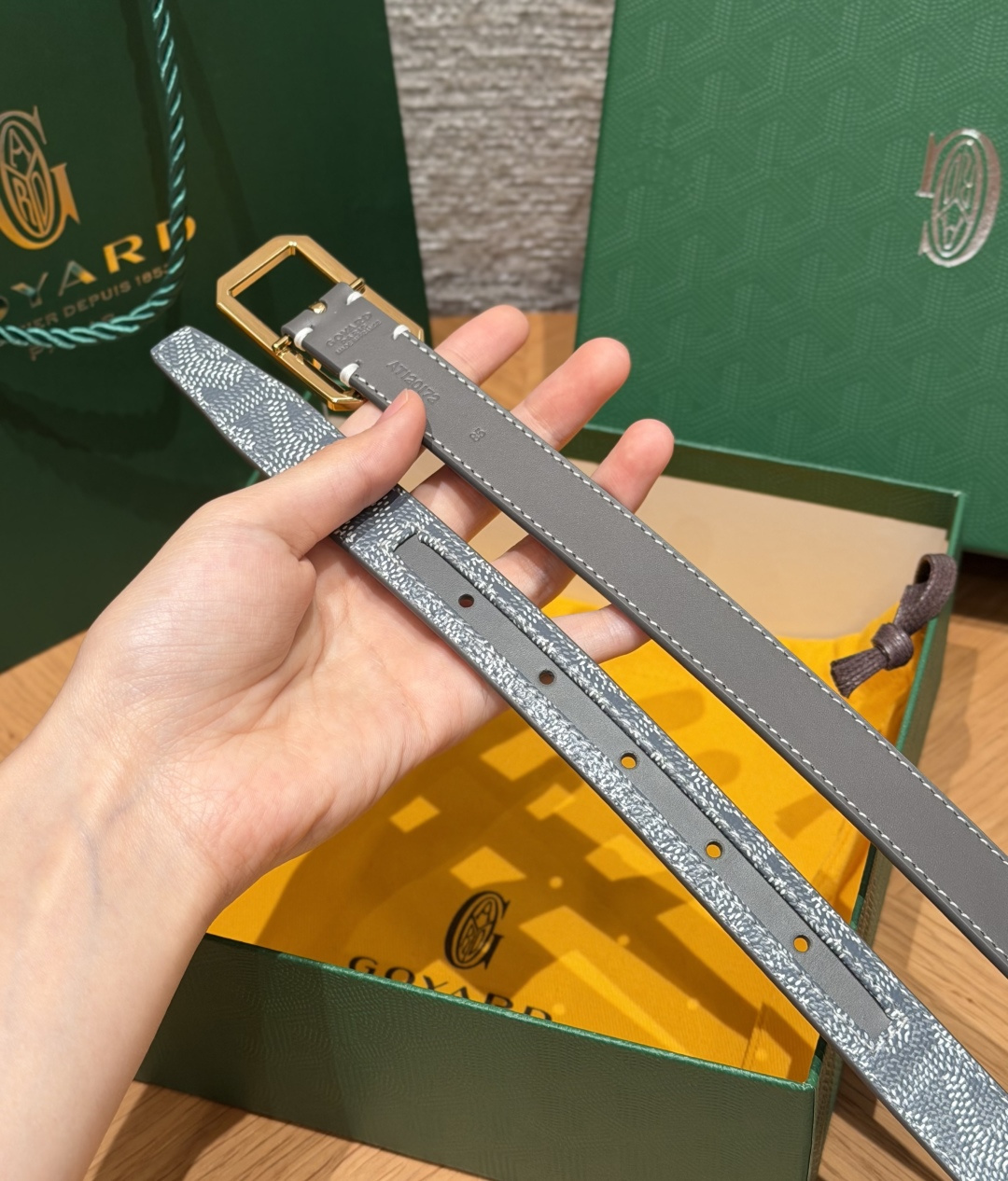 戈雅✨ FRÉGATE Belt 20mm 皮带 FRÉGATE 宽皮带非常适合职业风格搭配，还精心地点缀了多个匠心巧思