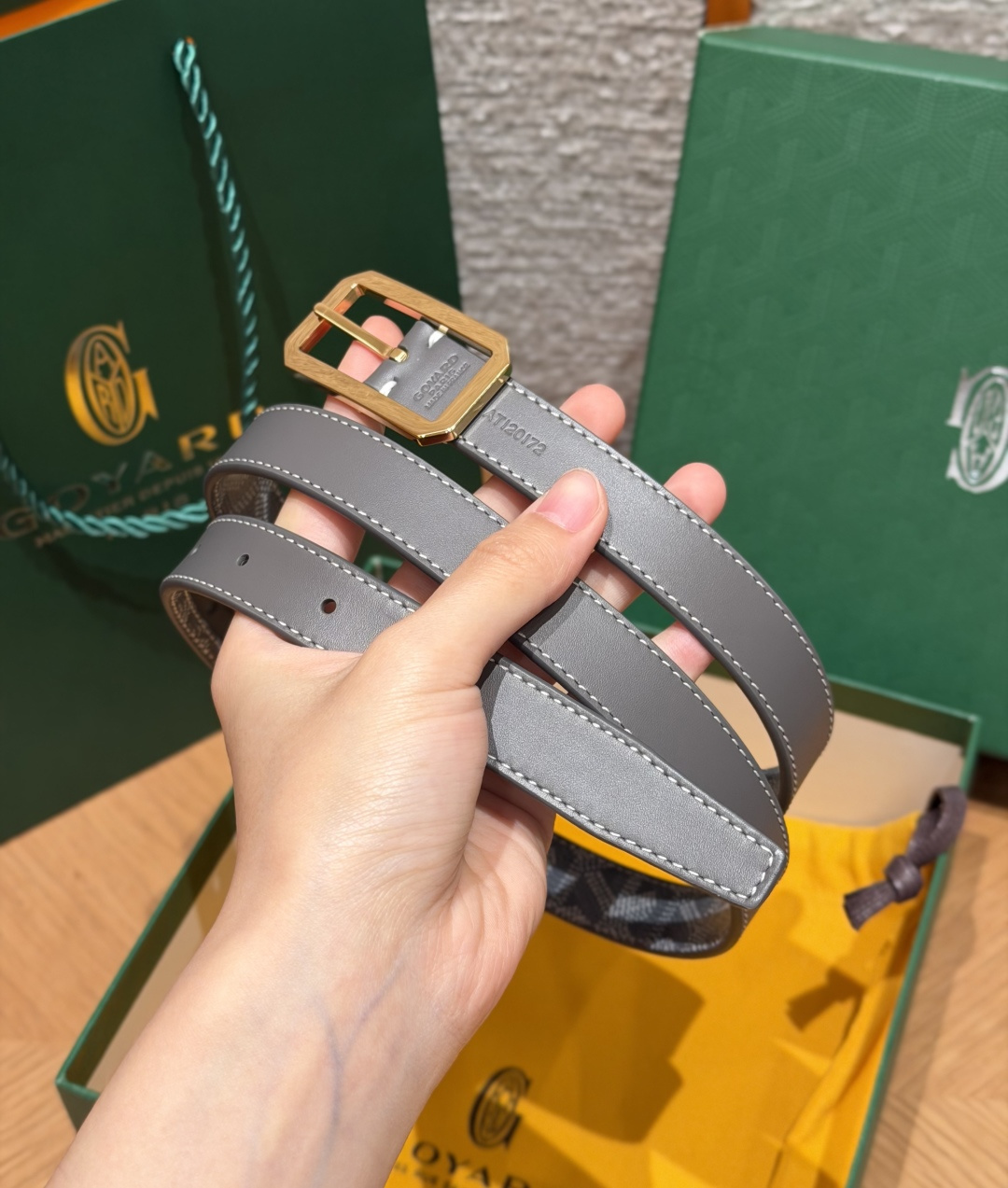 戈雅✨ FRÉGATE Belt 20mm 皮带 FRÉGATE 宽皮带非常适合职业风格搭配，还精心地点缀了多个匠心巧思