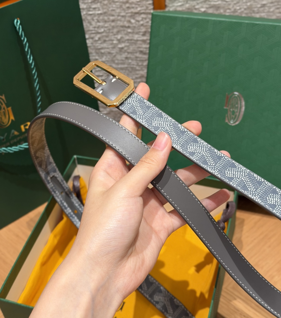戈雅✨ FRÉGATE Belt 20mm 皮带 FRÉGATE 宽皮带非常适合职业风格搭配，还精心地点缀了多个匠心巧思