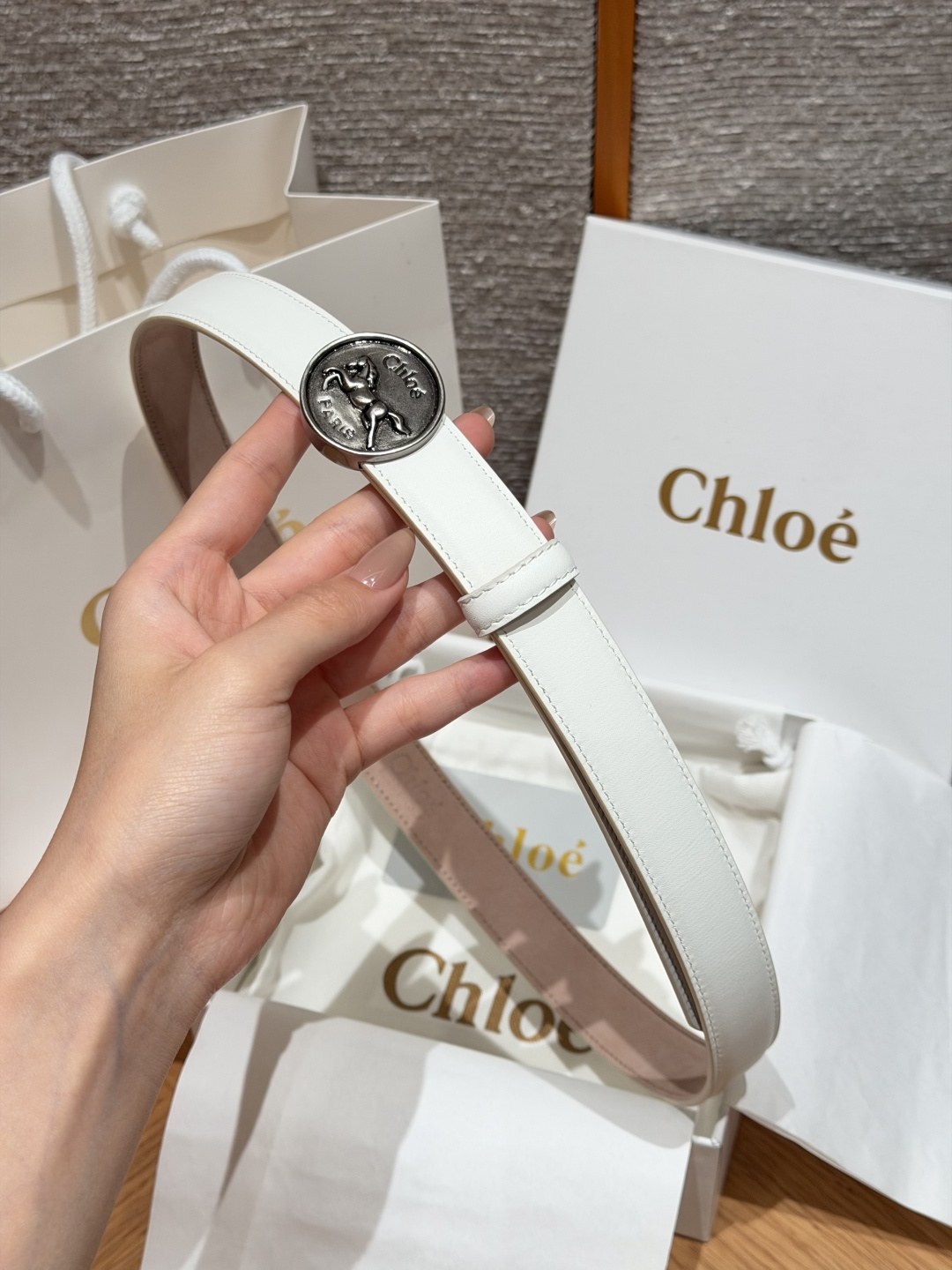 克洛伊✨ HORSE MEDAL Belt 25mm腰带 这款皮革腰带采用小牛皮制成。所用皮革经过精挑细选。经典圆形金属 克洛伊✨ HORSE MEDAL Belt 25mm腰带 这款皮革腰带采用小牛皮制成。所用皮革经过精挑细选。经典圆形金属