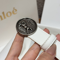 克洛伊✨ HORSE MEDAL Belt 25mm腰带 这款皮革腰带采用小牛皮制成。所用皮革经过精挑细选。经典圆形金属 克洛伊✨ HORSE MEDAL Belt 25mm腰带 这款皮革腰带采用小牛皮制成。所用皮革经过精挑细选。经典圆形金属