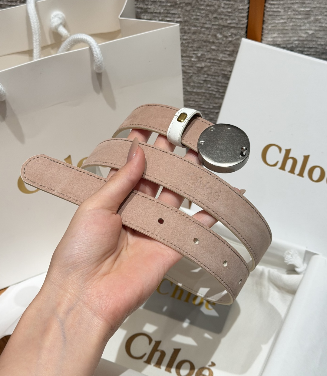 克洛伊✨ HORSE MEDAL Belt 25mm腰带 这款皮革腰带采用小牛皮制成。所用皮革经过精挑细选。经典圆形金属 克洛伊✨ HORSE MEDAL Belt 25mm腰带 这款皮革腰带采用小牛皮制成。所用皮革经过精挑细选。经典圆形金属
