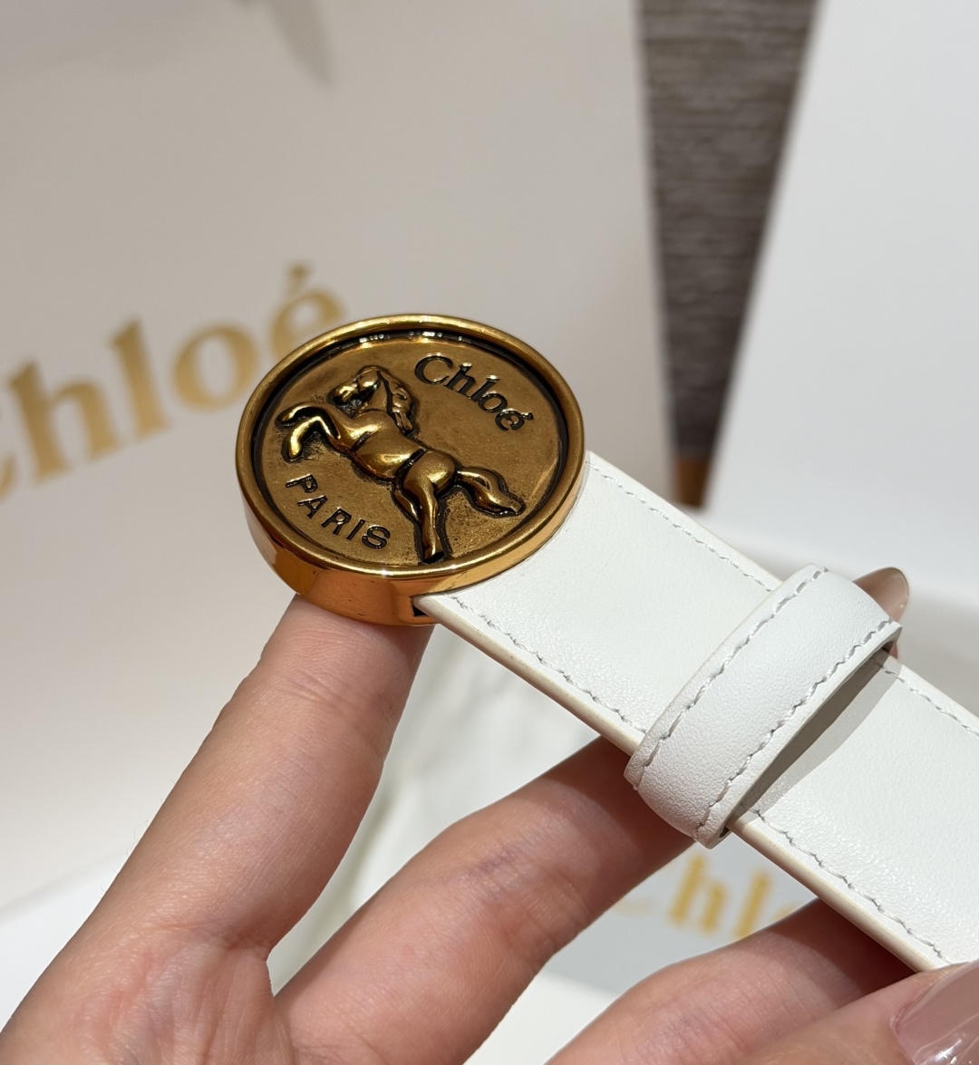 克洛伊✨ HORSE MEDAL Belt 25mm腰带 这款皮革腰带采用小牛皮制成。所用皮革经过精挑细选。经典圆形金属