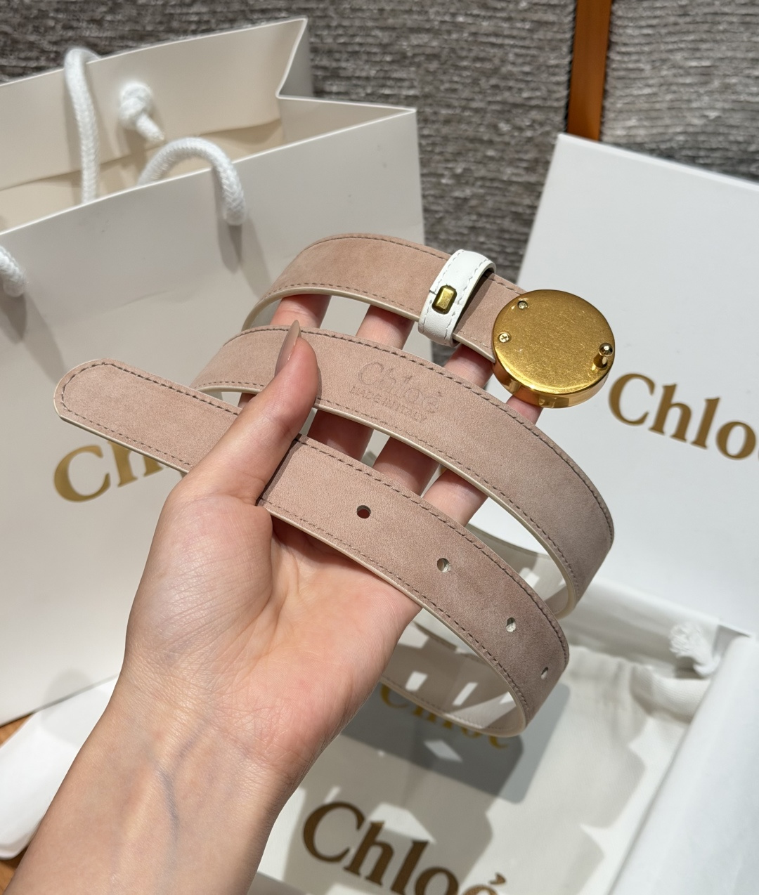克洛伊✨ HORSE MEDAL Belt 25mm腰带 这款皮革腰带采用小牛皮制成。所用皮革经过精挑细选。经典圆形金属