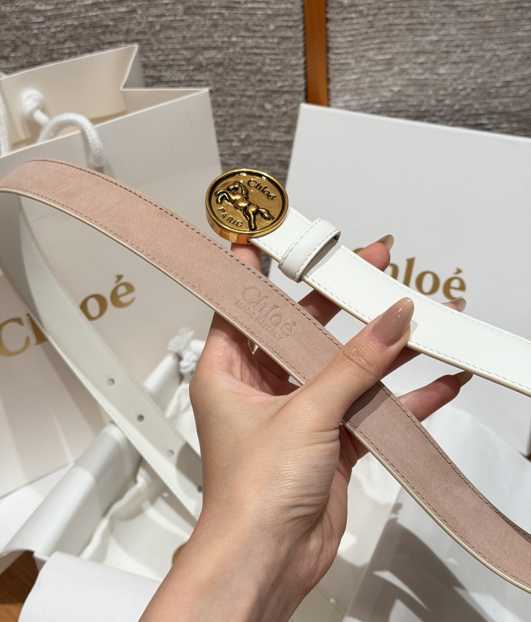 克洛伊✨ HORSE MEDAL Belt 25mm腰带 这款皮革腰带采用小牛皮制成。所用皮革经过精挑细选。经典圆形金属