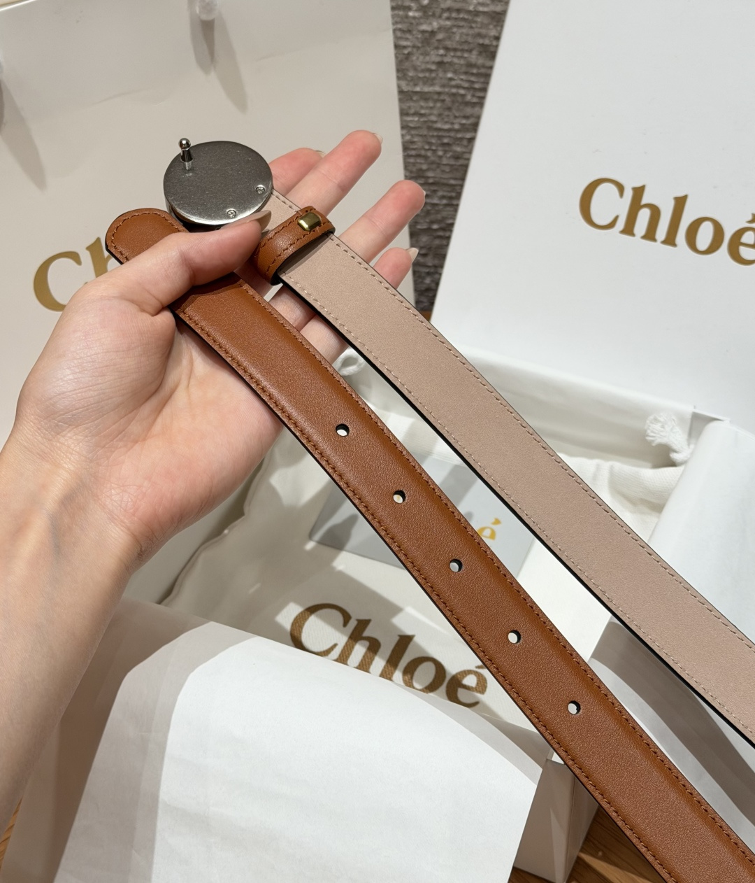 克洛伊✨ HORSE MEDAL Belt 25mm腰带 这款皮革腰带采用小牛皮制成。所用皮革经过精挑细选。经典圆形金属 克洛伊✨ HORSE MEDAL Belt 25mm腰带 这款皮革腰带采用小牛皮制成。所用皮革经过精挑细选。经典圆形金属