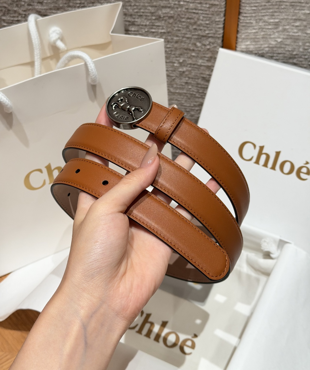 克洛伊✨ HORSE MEDAL Belt 25mm腰带 这款皮革腰带采用小牛皮制成。所用皮革经过精挑细选。经典圆形金属 克洛伊✨ HORSE MEDAL Belt 25mm腰带 这款皮革腰带采用小牛皮制成。所用皮革经过精挑细选。经典圆形金属