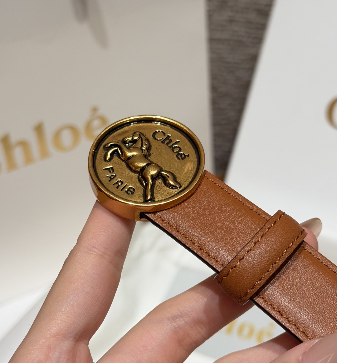 克洛伊✨ HORSE MEDAL Belt 25mm腰带 这款皮革腰带采用小牛皮制成。所用皮革经过精挑细选。经典圆形金属