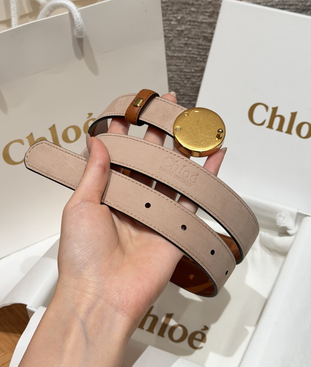 克洛伊✨ HORSE MEDAL Belt 25mm腰带 这款皮革腰带采用小牛皮制成。所用皮革经过精挑细选。经典圆形金属