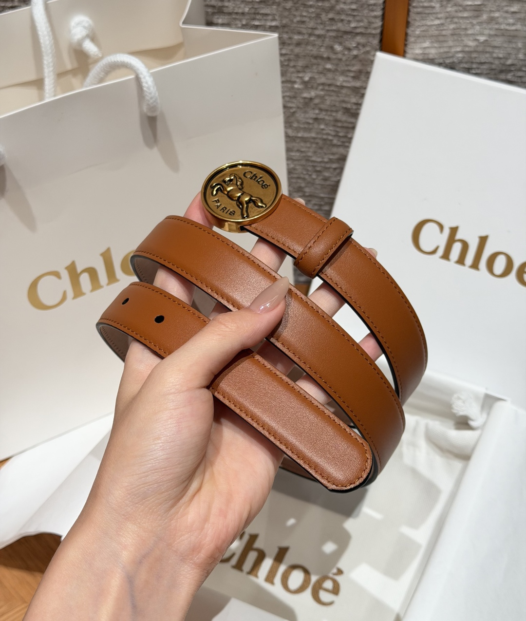 克洛伊✨ HORSE MEDAL Belt 25mm腰带 这款皮革腰带采用小牛皮制成。所用皮革经过精挑细选。经典圆形金属