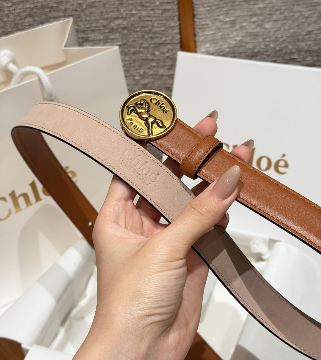克洛伊✨ HORSE MEDAL Belt 25mm腰带 这款皮革腰带采用小牛皮制成。所用皮革经过精挑细选。经典圆形金属