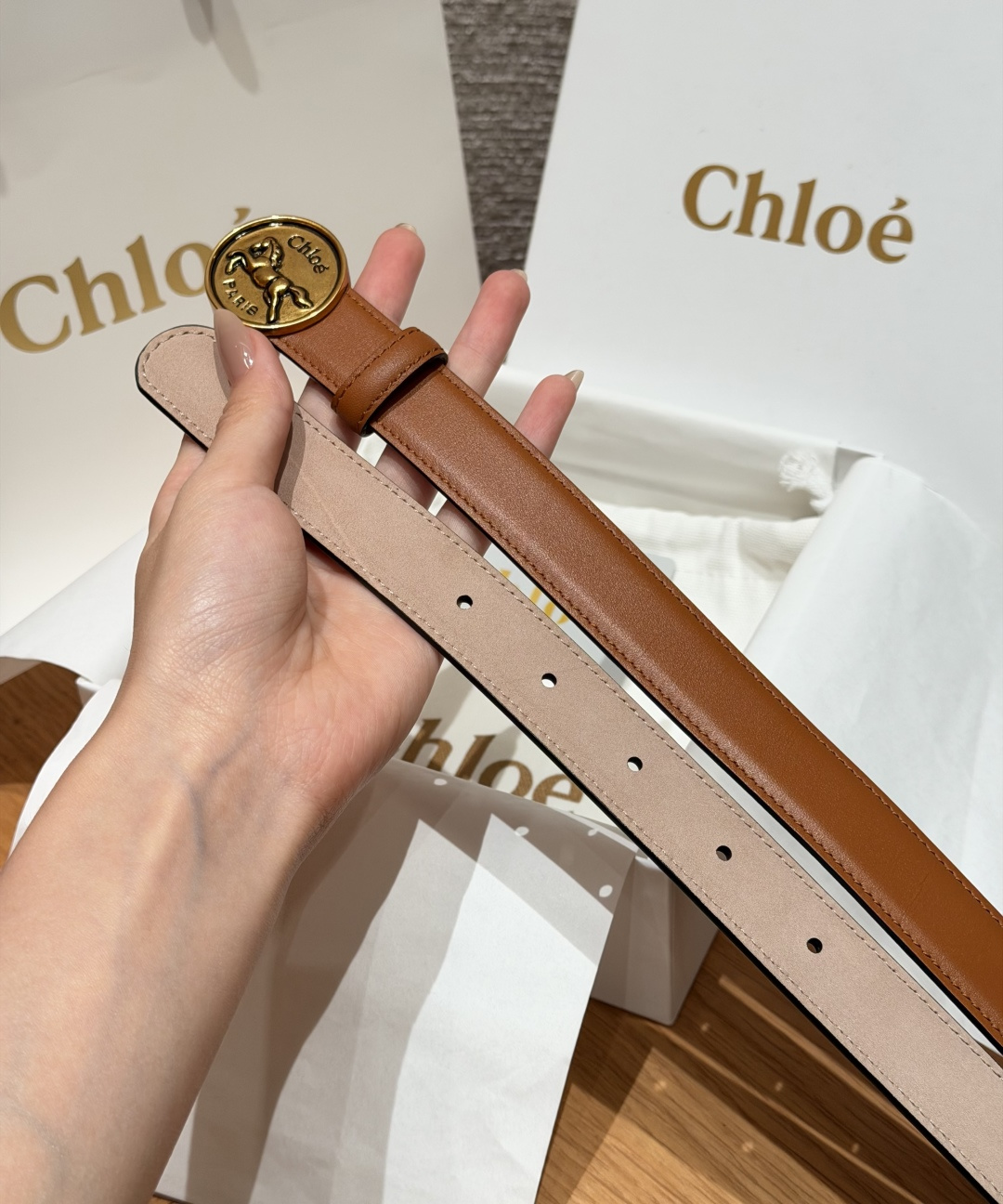 克洛伊✨ HORSE MEDAL Belt 25mm腰带 这款皮革腰带采用小牛皮制成。所用皮革经过精挑细选。经典圆形金属