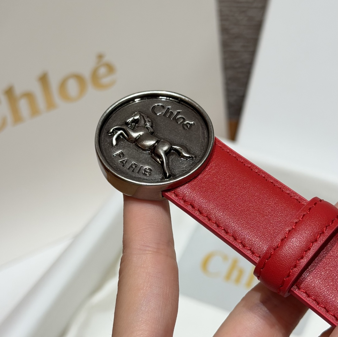 克洛伊✨ HORSE MEDAL Belt 25mm腰带 这款皮革腰带采用小牛皮制成。所用皮革经过精挑细选。经典圆形金属 克洛伊✨ HORSE MEDAL Belt 25mm腰带 这款皮革腰带采用小牛皮制成。所用皮革经过精挑细选。经典圆形金属