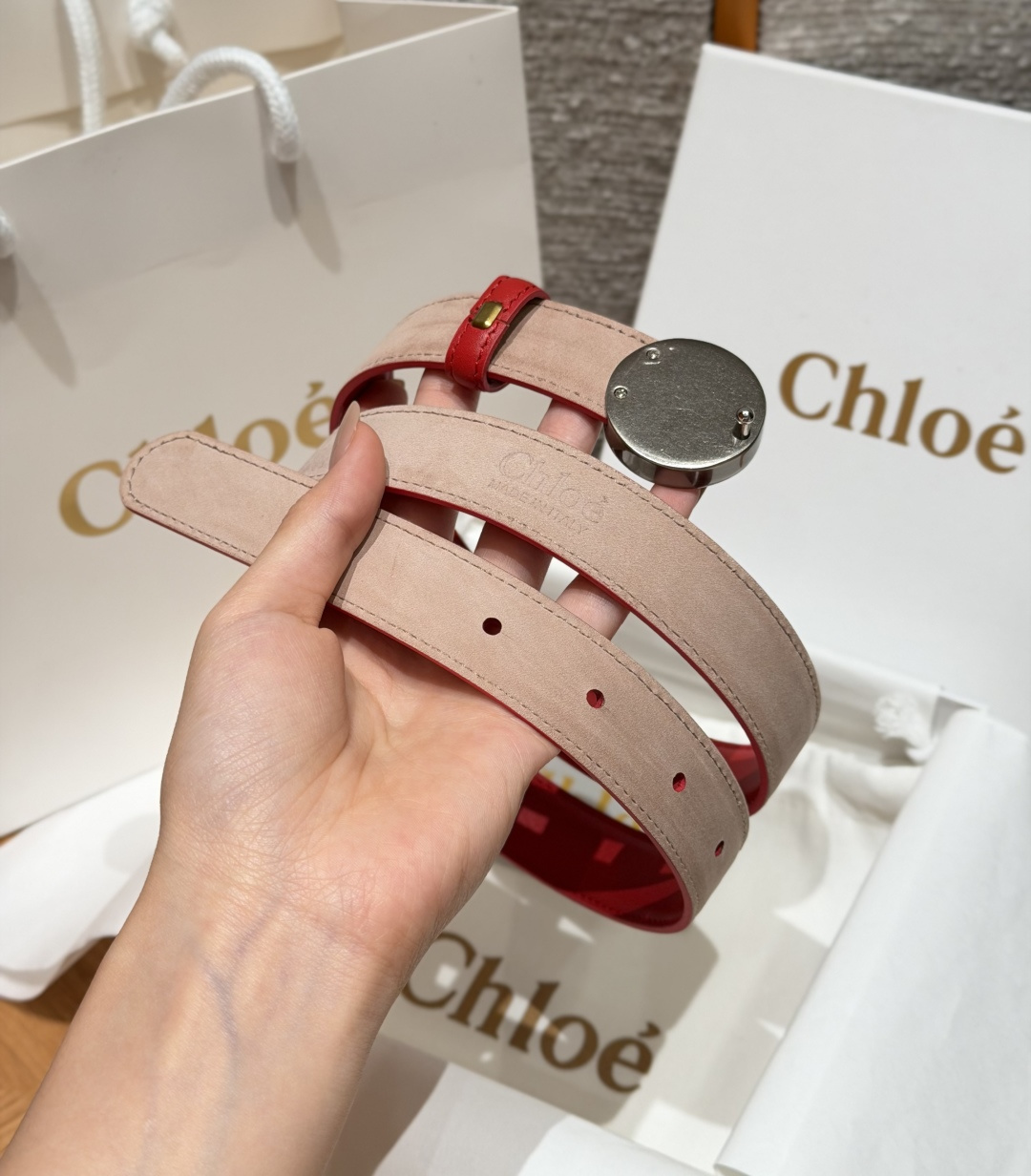 克洛伊✨ HORSE MEDAL Belt 25mm腰带 这款皮革腰带采用小牛皮制成。所用皮革经过精挑细选。经典圆形金属 克洛伊✨ HORSE MEDAL Belt 25mm腰带 这款皮革腰带采用小牛皮制成。所用皮革经过精挑细选。经典圆形金属