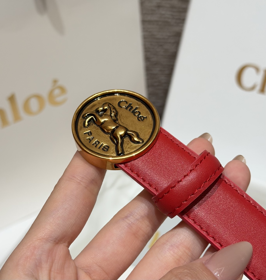克洛伊✨ HORSE MEDAL Belt 25mm腰带 这款皮革腰带采用小牛皮制成。所用皮革经过精挑细选。经典圆形金属 克洛伊✨ HORSE MEDAL Belt 25mm腰带 这款皮革腰带采用小牛皮制成。所用皮革经过精挑细选。经典圆形金属