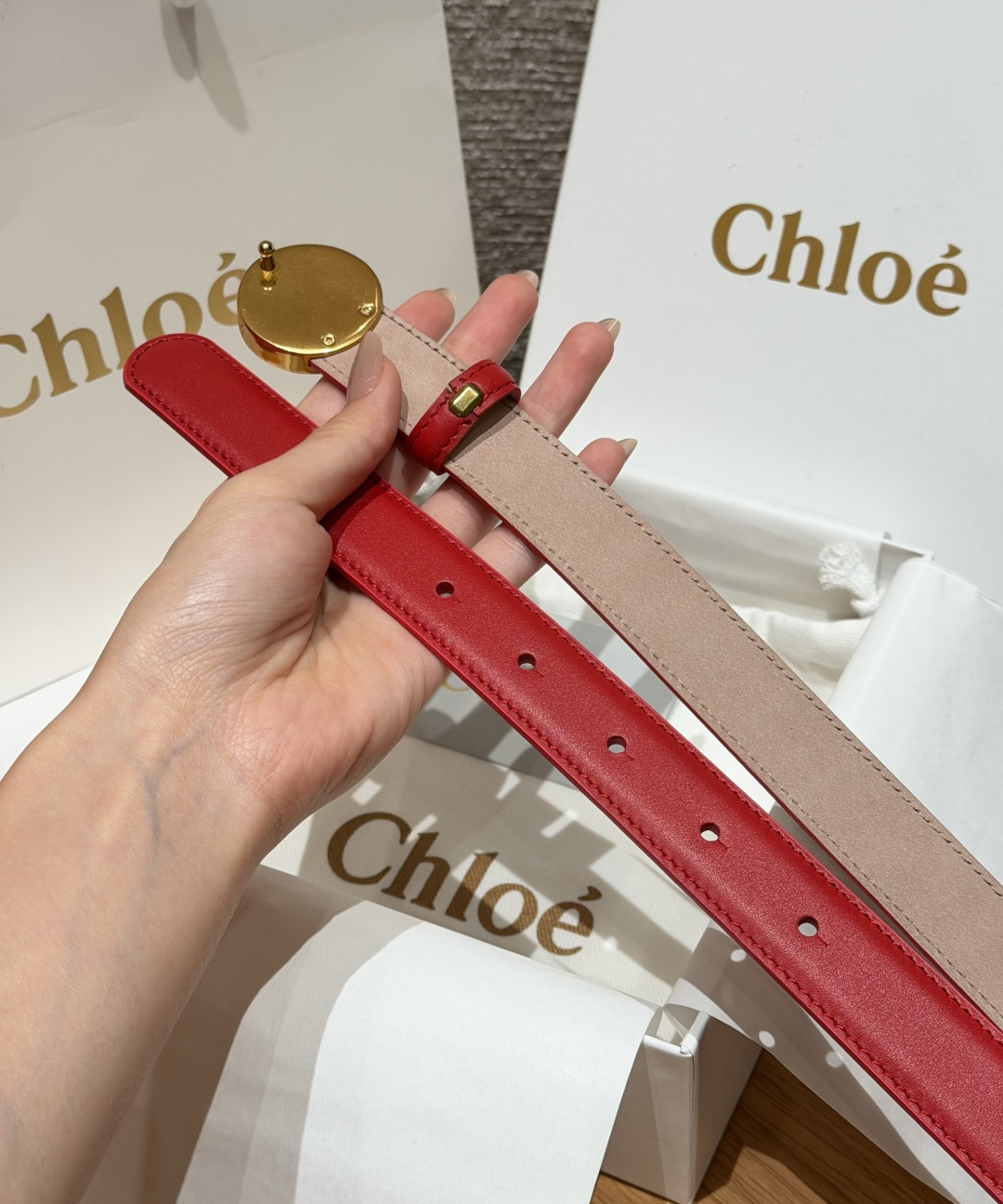 克洛伊✨ HORSE MEDAL Belt 25mm腰带 这款皮革腰带采用小牛皮制成。所用皮革经过精挑细选。经典圆形金属 克洛伊✨ HORSE MEDAL Belt 25mm腰带 这款皮革腰带采用小牛皮制成。所用皮革经过精挑细选。经典圆形金属