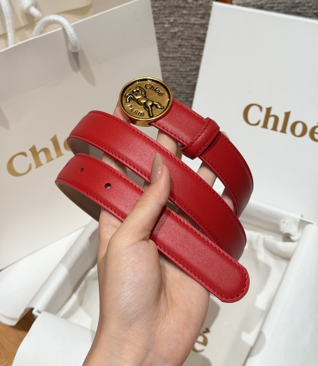 克洛伊✨ HORSE MEDAL Belt 25mm腰带 这款皮革腰带采用小牛皮制成。所用皮革经过精挑细选。经典圆形金属 克洛伊✨ HORSE MEDAL Belt 25mm腰带 这款皮革腰带采用小牛皮制成。所用皮革经过精挑细选。经典圆形金属