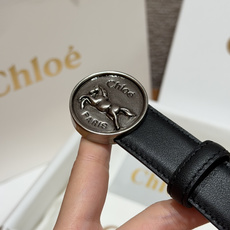 克洛伊✨ HORSE MEDAL Belt 25mm腰带 这款皮革腰带采用小牛皮制成。所用皮革经过精挑细选。经典圆形金属 克洛伊✨ HORSE MEDAL Belt 25mm腰带 这款皮革腰带采用小牛皮制成。所用皮革经过精挑细选。经典圆形金属
