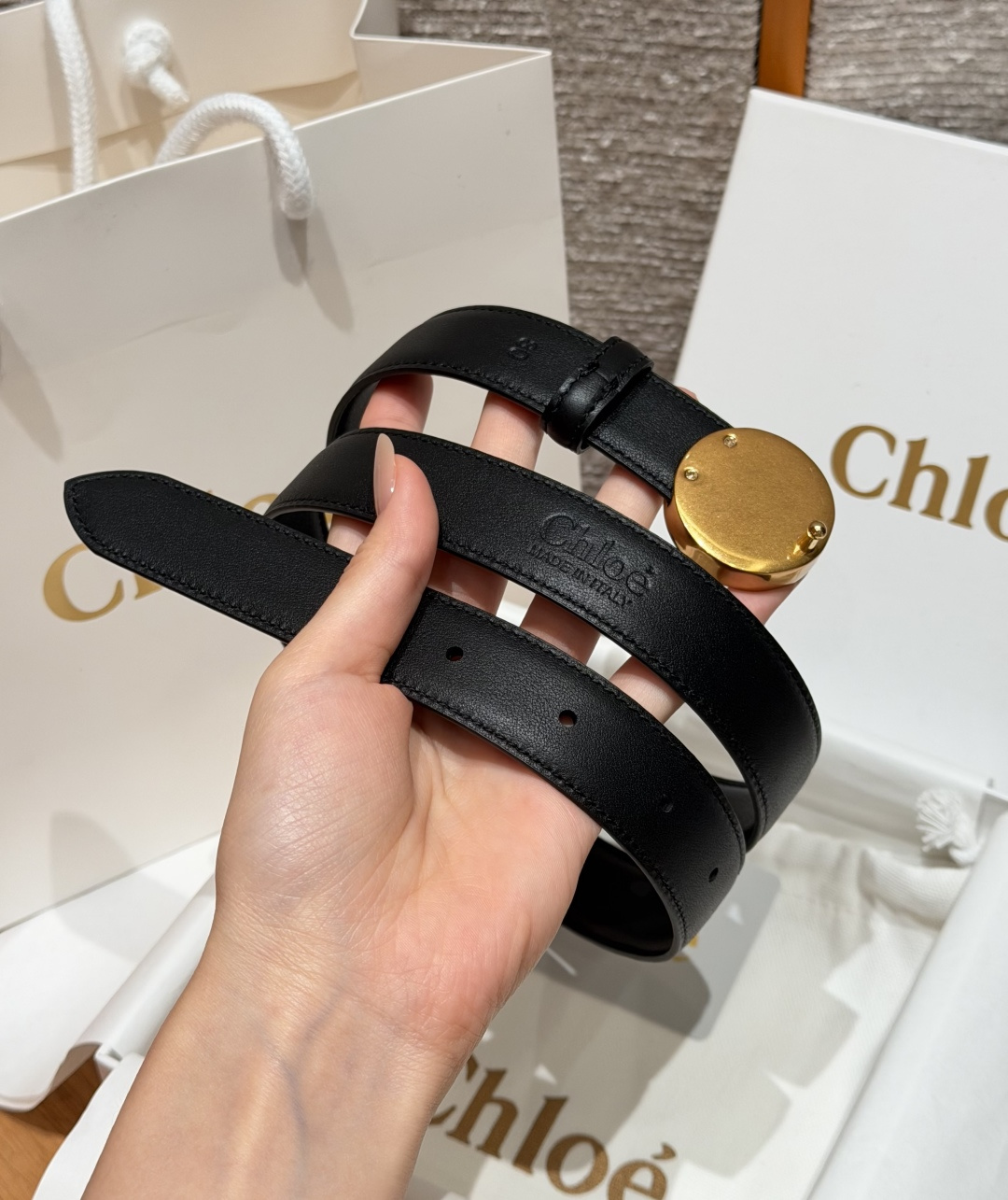 克洛伊✨ HORSE MEDAL Belt 25mm腰带 这款皮革腰带采用小牛皮制成。所用皮革经过精挑细选。经典圆形金属 克洛伊✨ HORSE MEDAL Belt 25mm腰带 这款皮革腰带采用小牛皮制成。所用皮革经过精挑细选。经典圆形金属