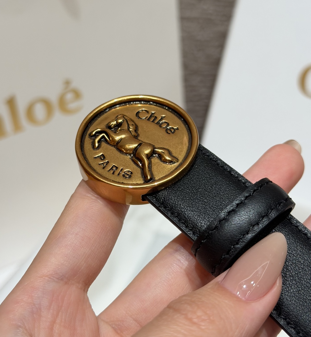 克洛伊✨ HORSE MEDAL Belt 25mm腰带 这款皮革腰带采用小牛皮制成。所用皮革经过精挑细选。经典圆形金属 克洛伊✨ HORSE MEDAL Belt 25mm腰带 这款皮革腰带采用小牛皮制成。所用皮革经过精挑细选。经典圆形金属