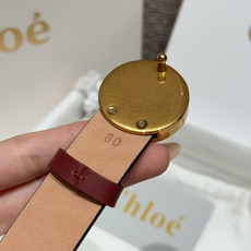 克洛伊✨ HORSE MEDAL Belt 25mm腰带 这款皮革腰带采用小牛皮制成。所用皮革经过精挑细选。经典圆形金属 克洛伊✨ HORSE MEDAL Belt 25mm腰带 这款皮革腰带采用小牛皮制成。所用皮革经过精挑细选。经典圆形金属