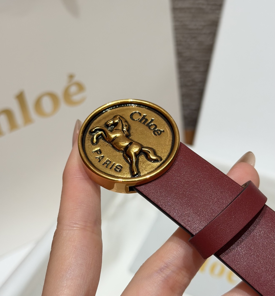 克洛伊✨ HORSE MEDAL Belt 25mm腰带 这款皮革腰带采用小牛皮制成。所用皮革经过精挑细选。经典圆形金属 克洛伊✨ HORSE MEDAL Belt 25mm腰带 这款皮革腰带采用小牛皮制成。所用皮革经过精挑细选。经典圆形金属