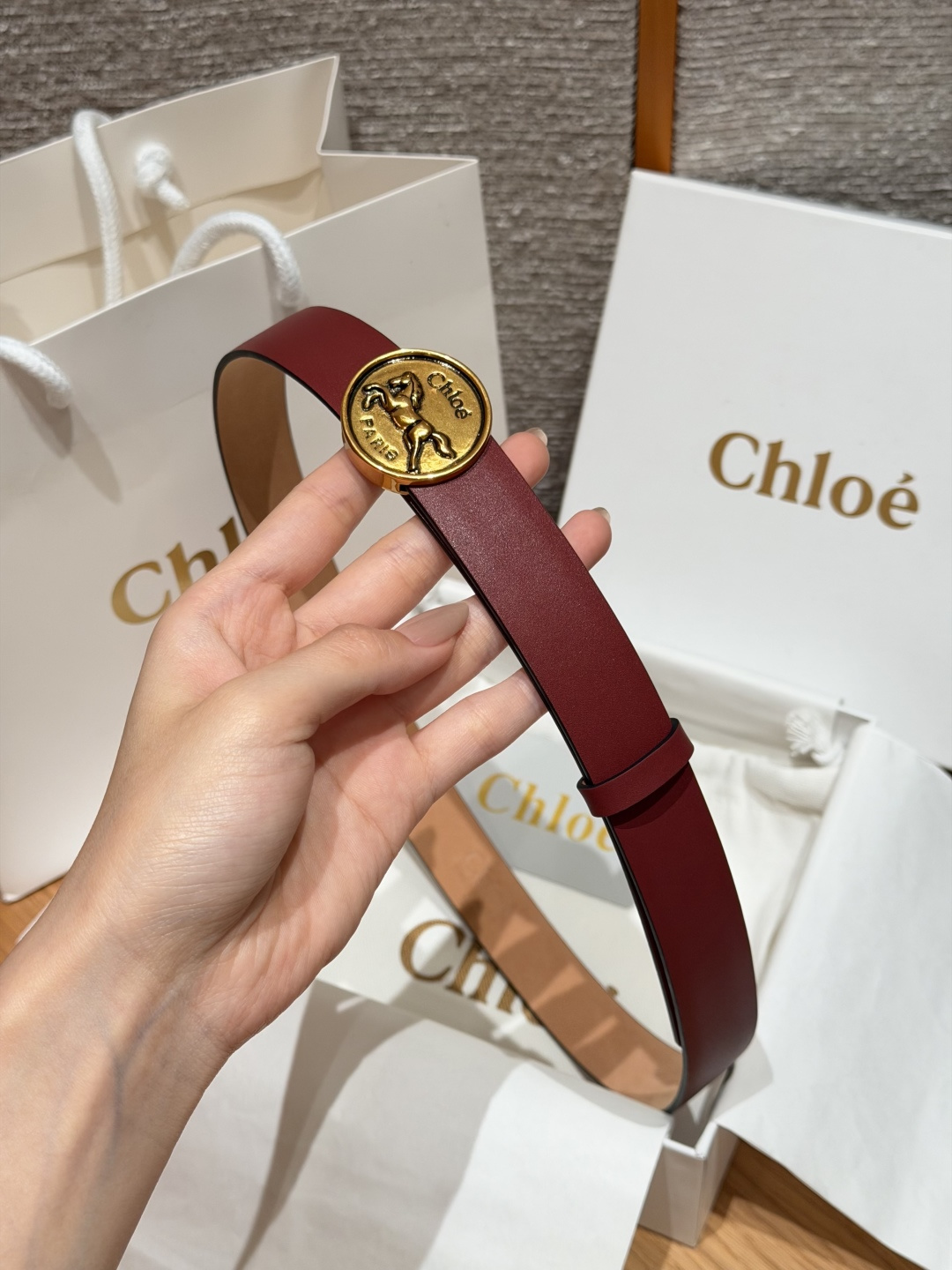 克洛伊✨ HORSE MEDAL Belt 25mm腰带 这款皮革腰带采用小牛皮制成。所用皮革经过精挑细选。经典圆形金属 克洛伊✨ HORSE MEDAL Belt 25mm腰带 这款皮革腰带采用小牛皮制成。所用皮革经过精挑细选。经典圆形金属