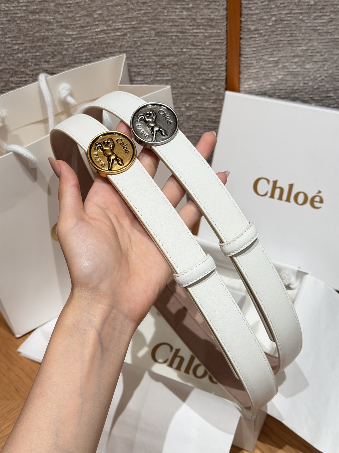 ❤️集合对比图 克洛伊✨ HORSE MEDAL Belt 25mm腰带 这款皮革腰带采用小牛皮制成。所用皮革经过精挑细 ❤️集合对比图 克洛伊✨ HORSE MEDAL Belt 25mm腰带 这款皮革腰带采用小牛皮制成。所用皮革经过精挑细