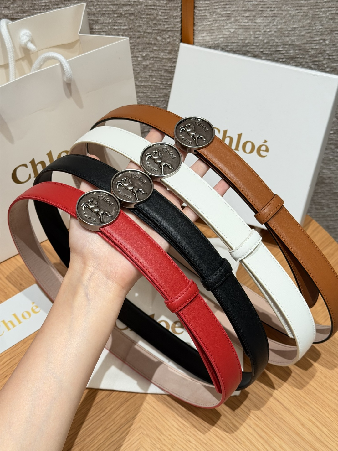 ❤️集合对比图 克洛伊✨ HORSE MEDAL Belt 25mm腰带 这款皮革腰带采用小牛皮制成。所用皮革经过精挑细 ❤️集合对比图 克洛伊✨ HORSE MEDAL Belt 25mm腰带 这款皮革腰带采用小牛皮制成。所用皮革经过精挑细