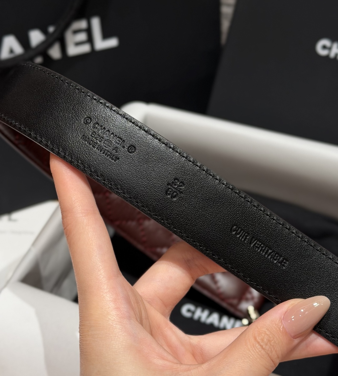 香家✨ Leather Belt 30mm皮质腰带 进口胎羊皮与金属。热门菱格绗缝小牛皮，标志性双C扣，裙装裤装都适配。