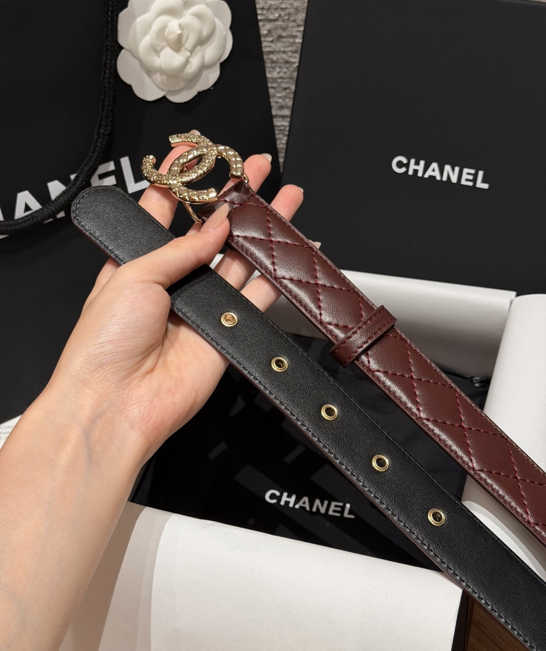 香家✨ Leather Belt 30mm皮质腰带 进口胎羊皮与金属。热门菱格绗缝小牛皮,标志性双C扣,裙装裤装都适配。 香家✨ Leather Belt 30mm皮质腰带 进口胎羊皮与金属。热门菱格绗缝小牛皮,标志性双C扣,裙装裤装都适配。