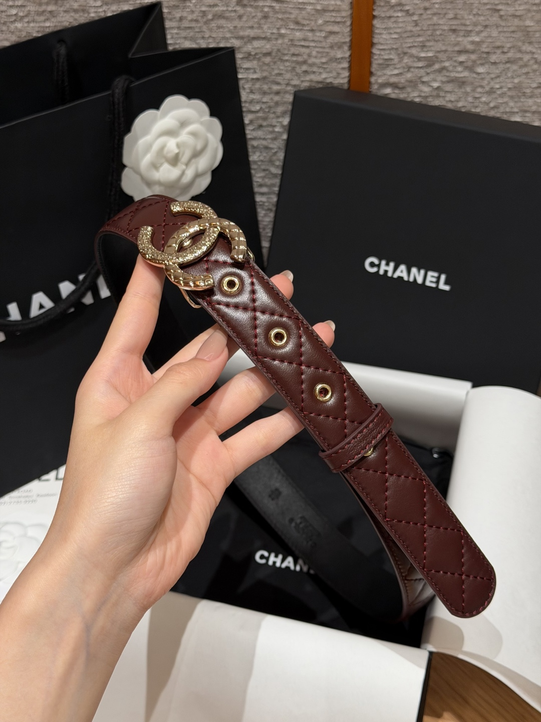 香家✨ Leather Belt 30mm皮质腰带 进口胎羊皮与金属。热门菱格绗缝小牛皮,标志性双C扣,裙装裤装都适配。 香家✨ Leather Belt 30mm皮质腰带 进口胎羊皮与金属。热门菱格绗缝小牛皮,标志性双C扣,裙装裤装都适配。
