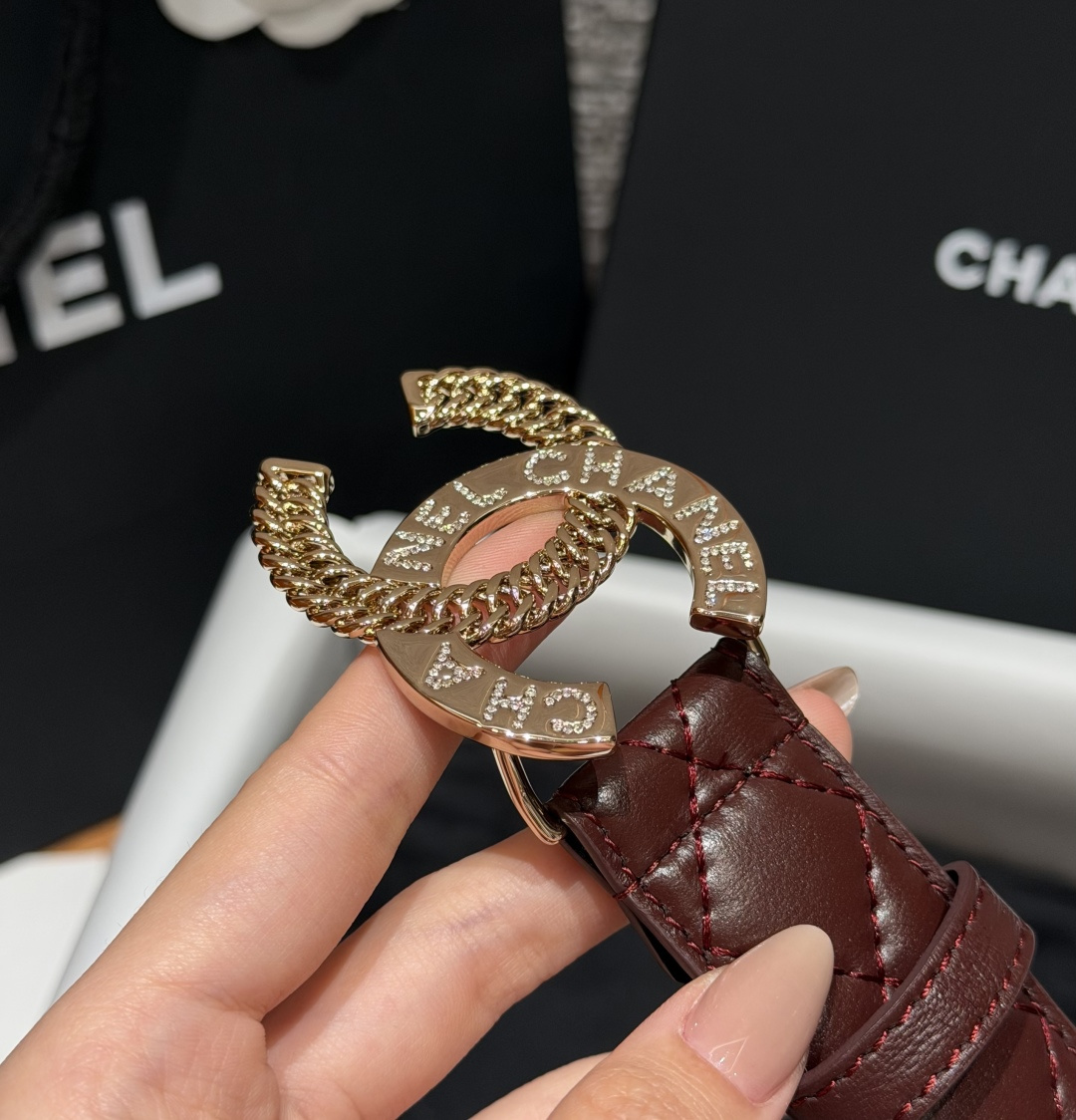 香家✨ Leather Belt 30mm皮质腰带 进口胎羊皮与金属。热门菱格绗缝小牛皮,标志性双C扣,裙装裤装都适配。 香家✨ Leather Belt 30mm皮质腰带 进口胎羊皮与金属。热门菱格绗缝小牛皮,标志性双C扣,裙装裤装都适配。