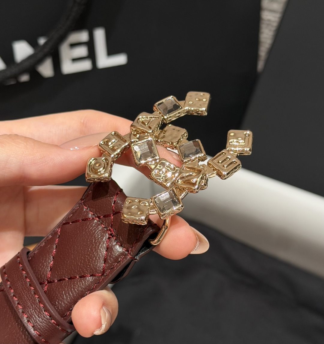 香家✨ Leather Belt 30mm皮质腰带 进口胎羊皮与金属。热门菱格绗缝小牛皮,标志性双C扣,裙装裤装都适配。 香家✨ Leather Belt 30mm皮质腰带 进口胎羊皮与金属。热门菱格绗缝小牛皮,标志性双C扣,裙装裤装都适配。