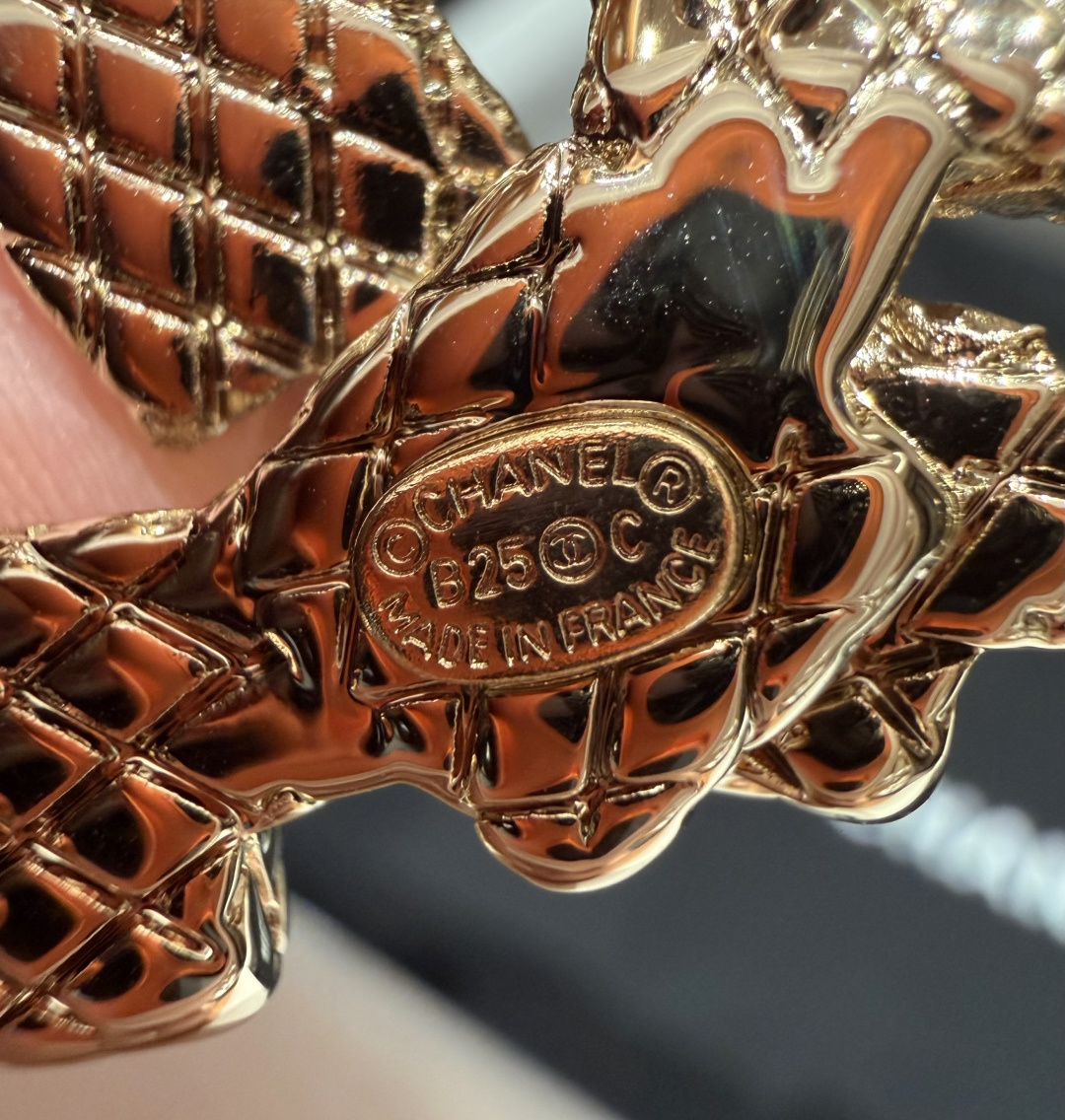 香家✨ Leather Belt 30mm皮质腰带 进口胎羊皮与金属。热门菱格绗缝小牛皮,标志性双C扣,裙装裤装都适配。 香家✨ Leather Belt 30mm皮质腰带 进口胎羊皮与金属。热门菱格绗缝小牛皮,标志性双C扣,裙装裤装都适配。