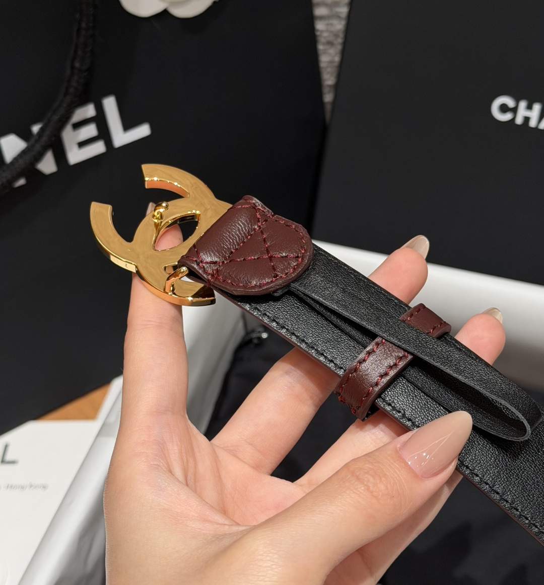 香家✨ Leather Belt 30mm皮质腰带 进口胎羊皮与金属。热门菱格绗缝小牛皮,标志性双C扣,裙装裤装都适配。 香家✨ Leather Belt 30mm皮质腰带 进口胎羊皮与金属。热门菱格绗缝小牛皮,标志性双C扣,裙装裤装都适配。
