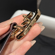 香家✨ Leather Belt 30mm皮质腰带 进口胎羊皮与金属。热门菱格绗缝小牛皮,标志性双C扣,裙装裤装都适配。 香家✨ Leather Belt 30mm皮质腰带 进口胎羊皮与金属。热门菱格绗缝小牛皮,标志性双C扣,裙装裤装都适配。