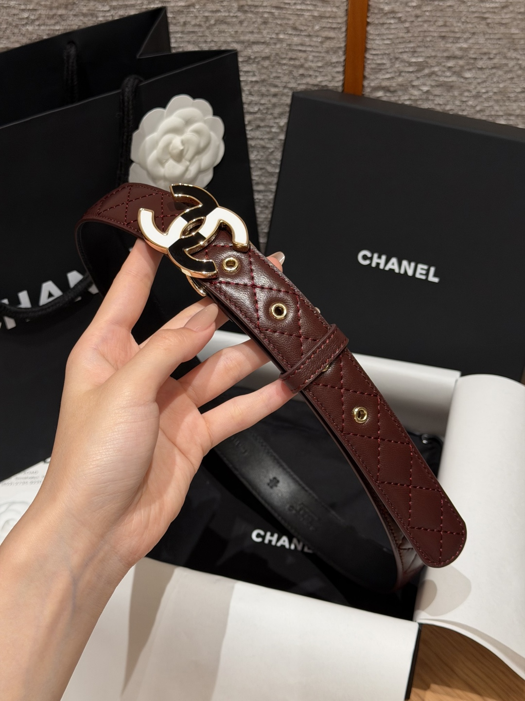 香家✨ Leather Belt 30mm皮质腰带 进口胎羊皮与金属。热门菱格绗缝小牛皮,标志性双C扣,裙装裤装都适配。 香家✨ Leather Belt 30mm皮质腰带 进口胎羊皮与金属。热门菱格绗缝小牛皮,标志性双C扣,裙装裤装都适配。
