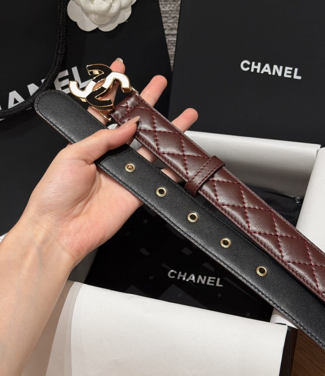 香家✨ Leather Belt 30mm皮质腰带 进口胎羊皮与金属。热门菱格绗缝小牛皮,标志性双C扣,裙装裤装都适配。 香家✨ Leather Belt 30mm皮质腰带 进口胎羊皮与金属。热门菱格绗缝小牛皮,标志性双C扣,裙装裤装都适配。