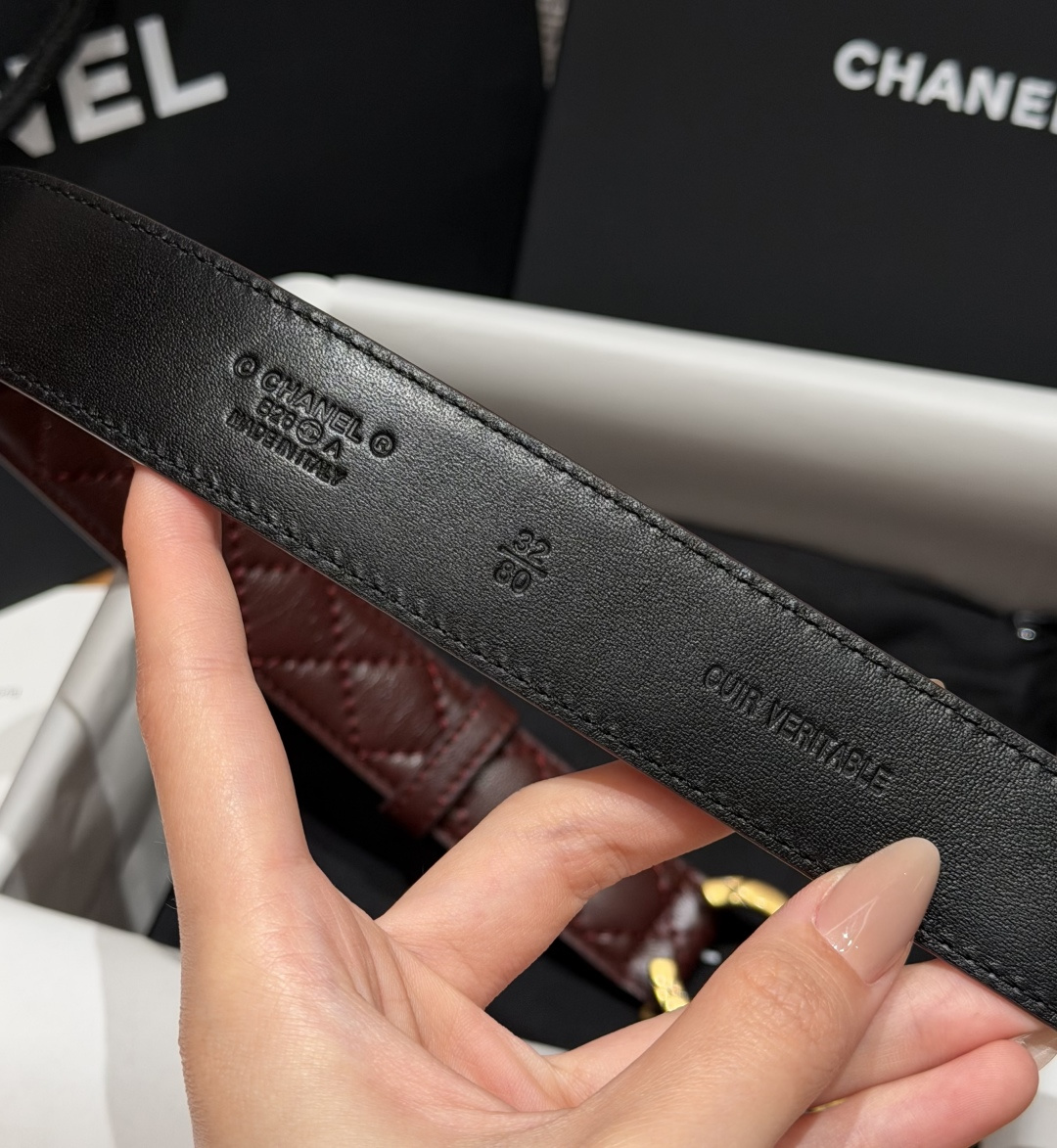 香家✨ Leather Belt 30mm皮质腰带 进口胎羊皮与金属。热门菱格绗缝小牛皮,标志性双C扣,裙装裤装都适配。 香家✨ Leather Belt 30mm皮质腰带 进口胎羊皮与金属。热门菱格绗缝小牛皮,标志性双C扣,裙装裤装都适配。