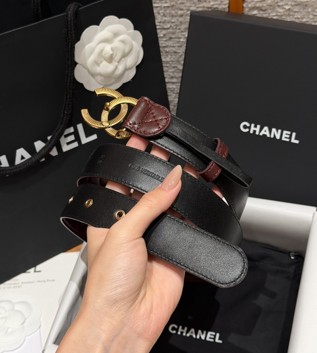 香家✨ Leather Belt 30mm皮质腰带 进口胎羊皮与金属。热门菱格绗缝小牛皮,标志性双C扣,裙装裤装都适配。 香家✨ Leather Belt 30mm皮质腰带 进口胎羊皮与金属。热门菱格绗缝小牛皮,标志性双C扣,裙装裤装都适配。