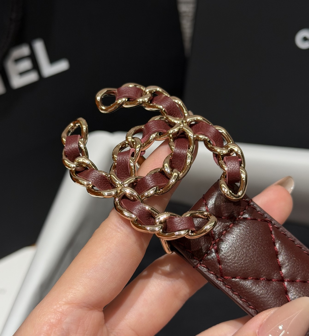 香家✨ Leather Belt 30mm皮质腰带 进口胎羊皮与金属。热门菱格绗缝小牛皮，标志性双C扣，裙装裤装都适配。