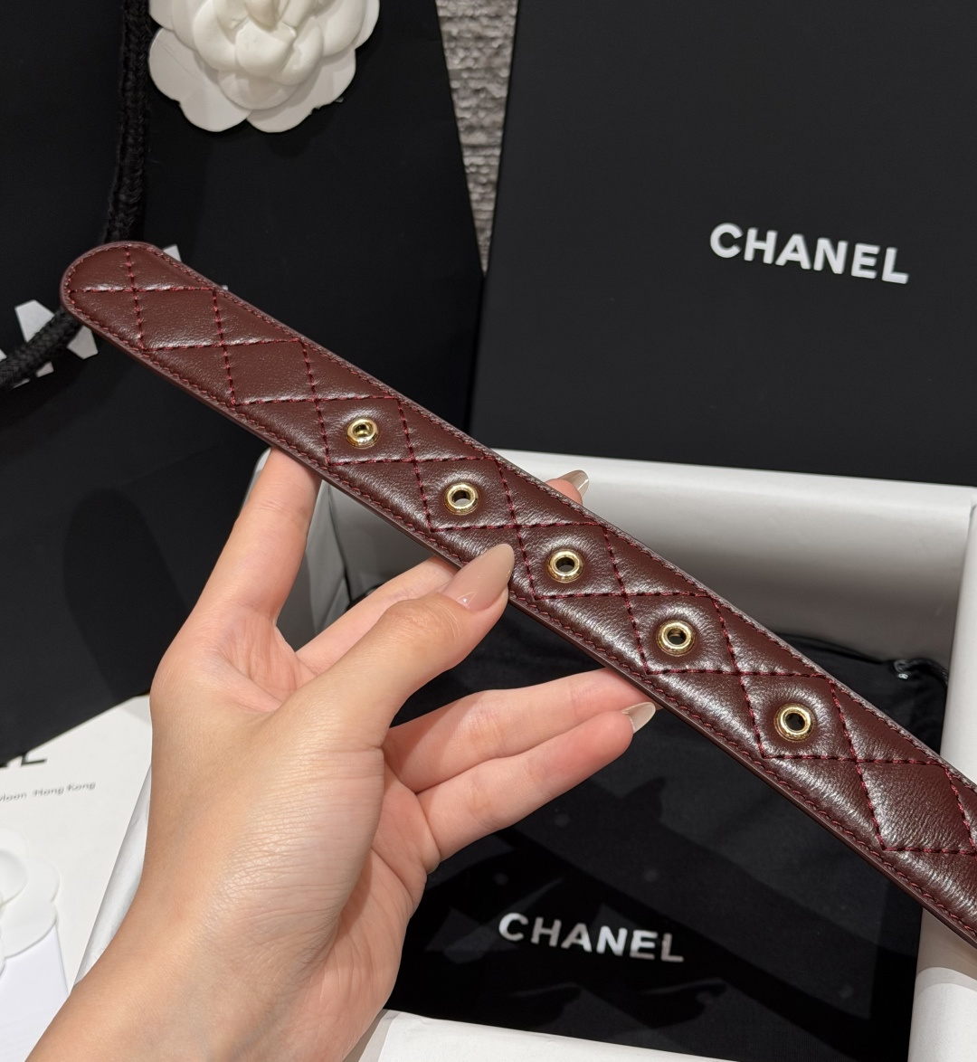 香家✨ Leather Belt 30mm皮质腰带 进口胎羊皮与金属。热门菱格绗缝小牛皮，标志性双C扣，裙装裤装都适配。