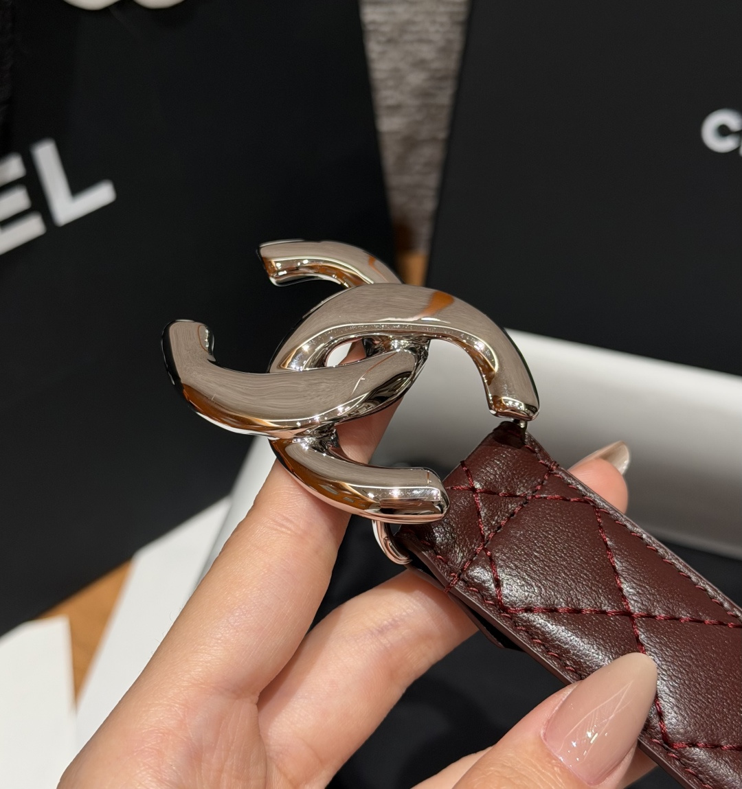 香家✨ Leather Belt 30mm皮质腰带 进口胎羊皮与金属。热门菱格绗缝小牛皮,标志性双C扣,裙装裤装都适配。 香家✨ Leather Belt 30mm皮质腰带 进口胎羊皮与金属。热门菱格绗缝小牛皮,标志性双C扣,裙装裤装都适配。