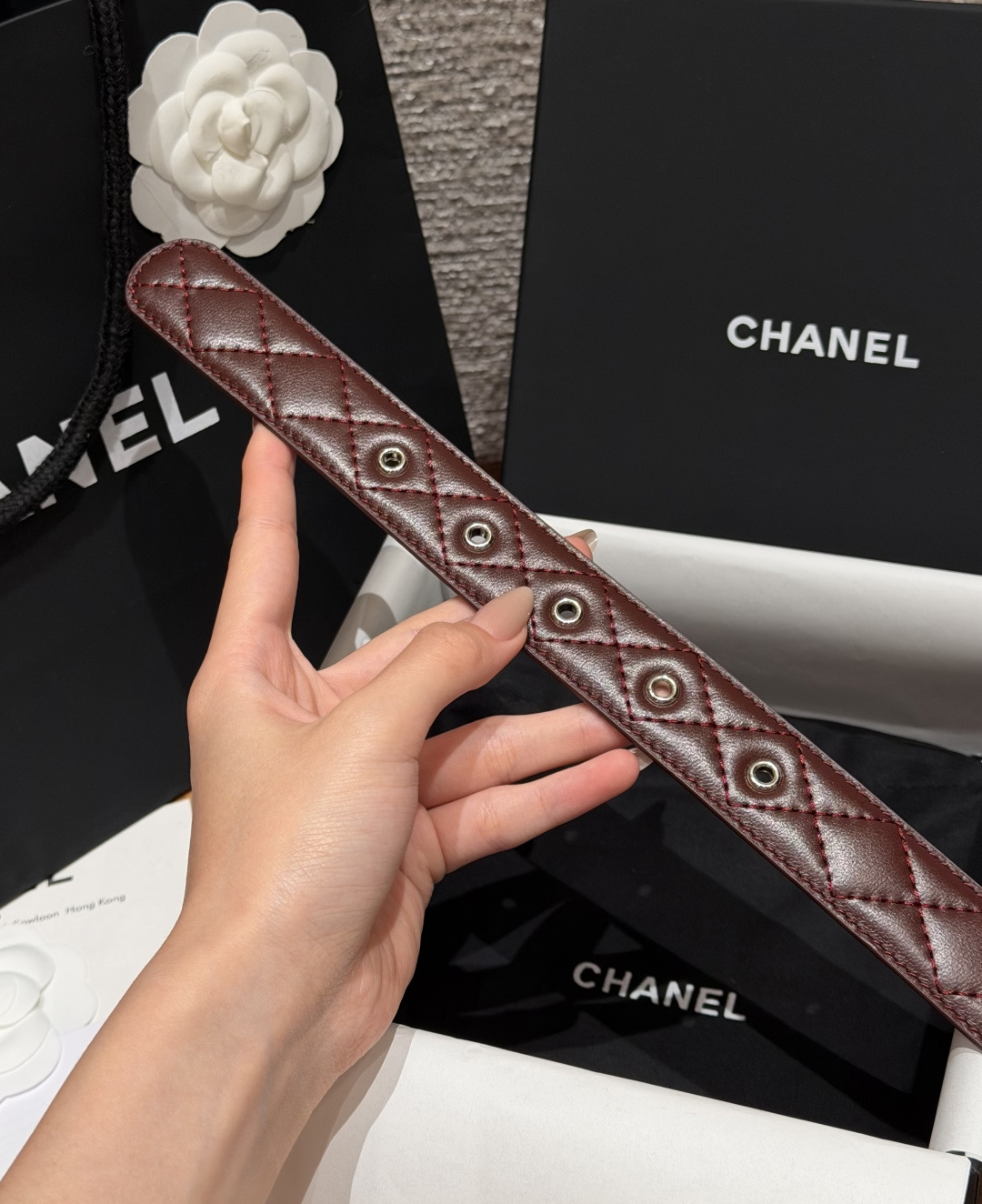 香家✨ Leather Belt 30mm皮质腰带 进口胎羊皮与金属。热门菱格绗缝小牛皮,标志性双C扣,裙装裤装都适配。 香家✨ Leather Belt 30mm皮质腰带 进口胎羊皮与金属。热门菱格绗缝小牛皮,标志性双C扣,裙装裤装都适配。